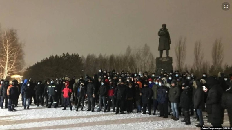 "Жалақыны 800 мыңға дейін өсірсін". Нұр-Сұлтанда краншылар билікке талап қойды