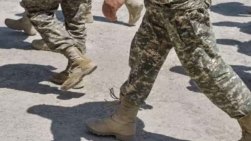 Ақтауда жас сарбаздардың басынан ағаш дубинкамен ұрған командир жазадан құтылып кетті