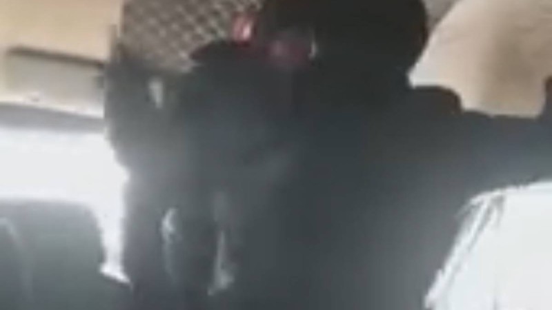 Автобус жүргізушісі қарт жолаушыға күш көрсетіп, көліктен итеріп жіберген (видео)