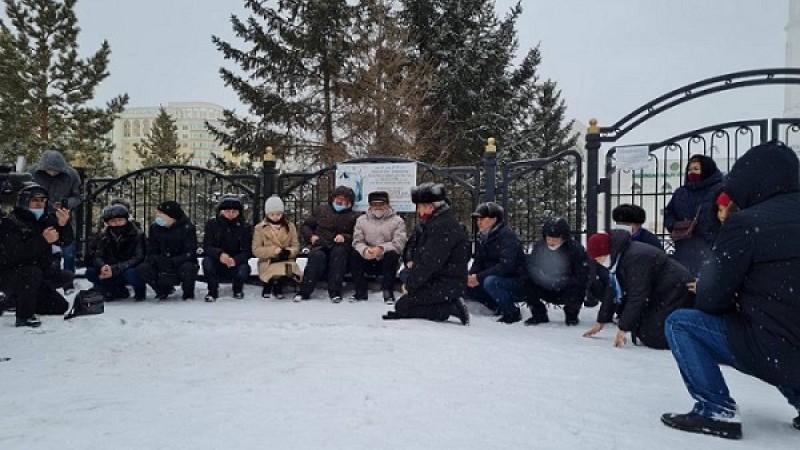 Қазақстанда 28 ақпанға бейбіт жиын белгіленген жерлер қоршауға алынып, мобильді интернет үзілді