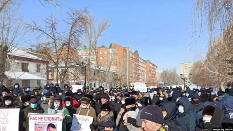 "Назарбаев – диктатор", "Шал, кет!" Оралда билік мақұлдаған митинг өтті