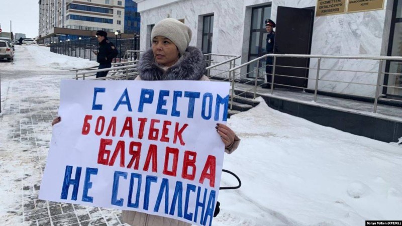 Тәуелсіздік күні ұсталған белсенінің әйелі бір адамдық пикетке шықты