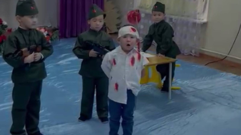 Балабақшадағы көрініс: Соққыға жығылған Қайрат Рысқұлбекті әкеліп, атып тастады (ВИДЕО)