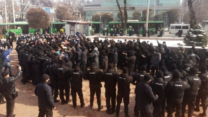 Алматыда митинг кезінде екі әйелді жедел-жәрдем алып кетті