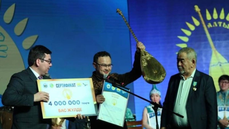 Алтын домбыра 2019 кімге бұйырды
