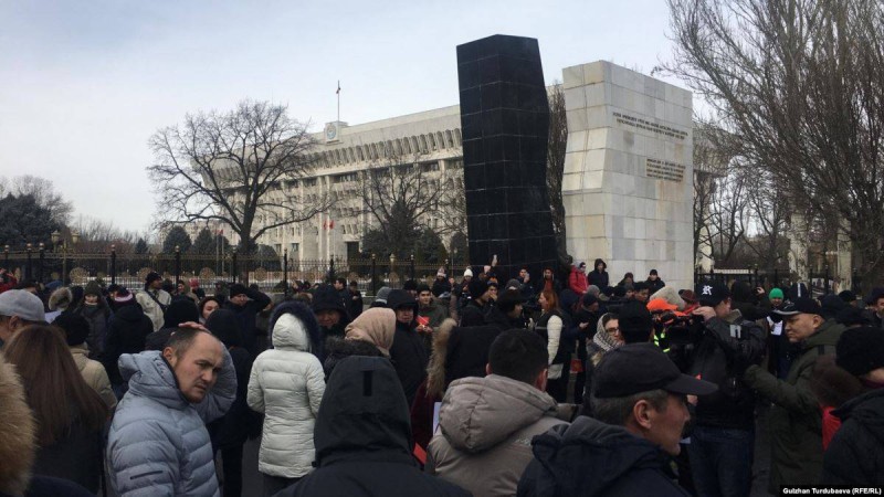 Бішкекте белсенділер жемқорлыққа қарсы шығып, БАҚ-қа қысым жасамауды талап етті