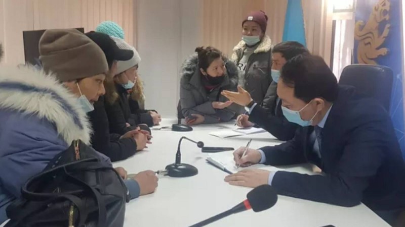 “Нан, кәмпит аласың ба”: Ақтөбелік ана шенеунікке атаулы көмектен түскен 500 теңгесін сыйлады