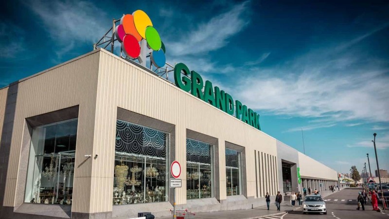 Гранд Паркте қыздар жалаңаш жүр: «Іш киім алып, Дубайға саяхатта»