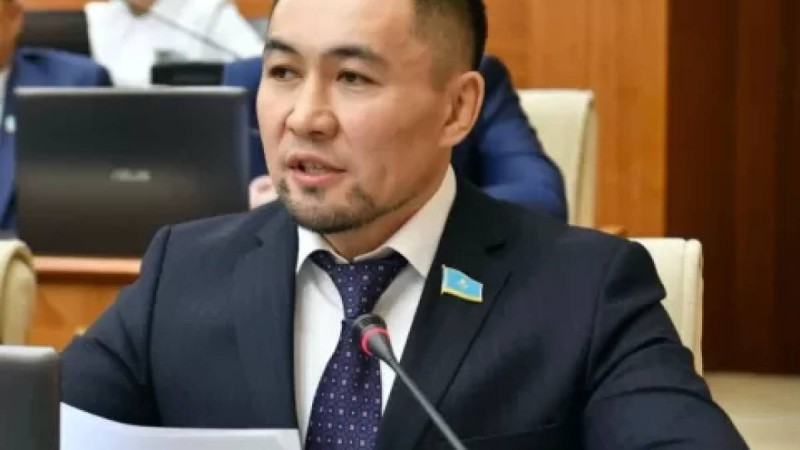 Қазақтың "отқа май құю" ырымын шариғатқа қайшы деп мәлімдеген депутат Назаров сынға ұшырады