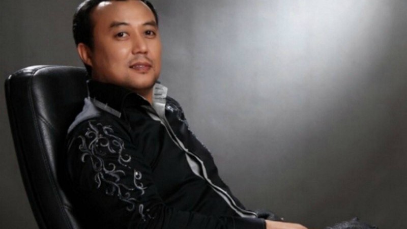 "Саят Медеуовтың үш әйелі бар": Белгілі журналист әншінің сырын ашты