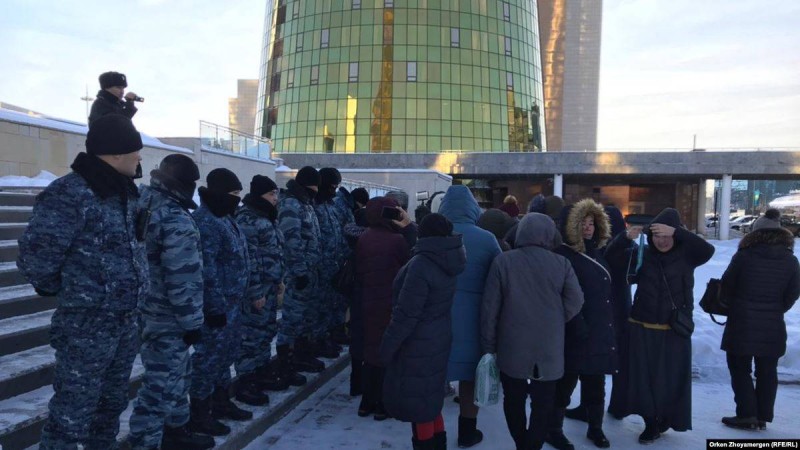 Ақордаға барғысы келген көп балалы аналарды полиция бөгеді