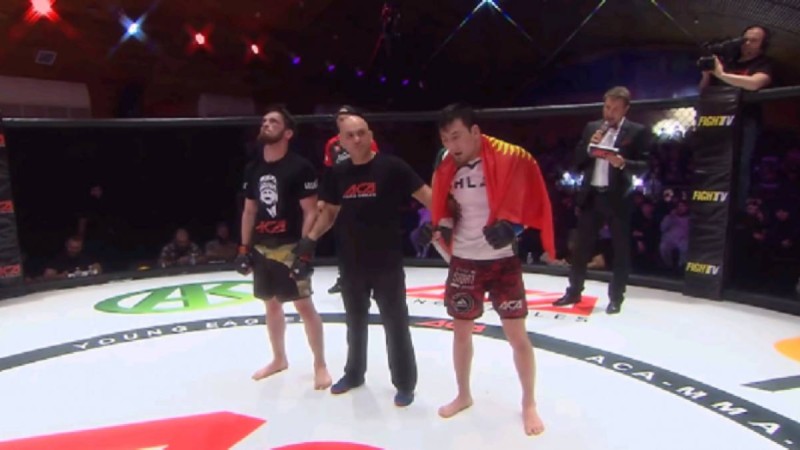 Шешенстандық файтер төрешілермен келіспей, қарсыласының жеңісін мойындады