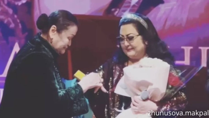 Мақпал Жүнісоваға бейтаныс әйел гауһар тасты жүзік сыйлады