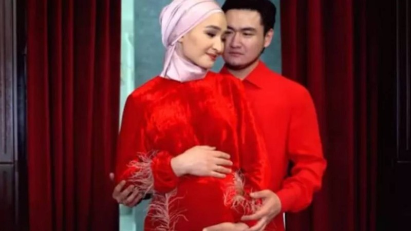 "Үйленейін деп жатырмыз": Төреғали аяғы ауыр келіншегін ерекше бейнебаянға түсірді