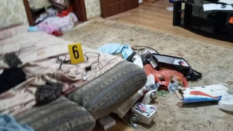 Алматыда үй тонағандар кішкентай балалардың аяқ-қолын байлап тастаған