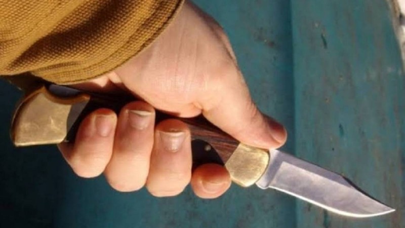 Алматылық ер адам дүкенде сатып алушыны пышақтап кетті