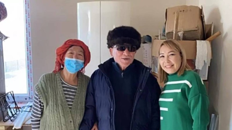 Шымкентте зағип қарияның әйелі мен балдызы қыстың суығында өз күшімен үй тұрғызды (фото)