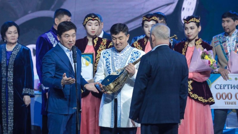 Nur Otan-ның қолдауымен «Алтын домбыра» ақындар айтысы өтті