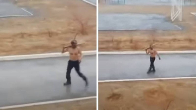 "Қараңдар, маньяк!": Атырау облысында мектепке кіріп келген жартылай жалаңаш, денесі қан ер адам оқушыларды шошытты