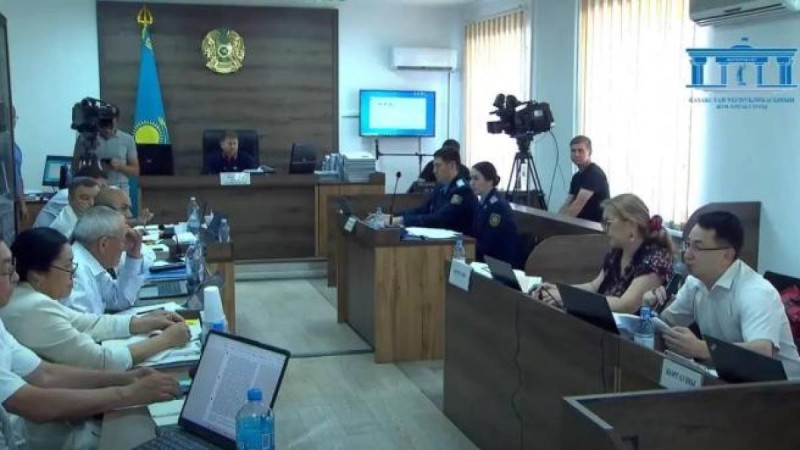 «Мылтықтың дүмімен екі рет ұрдым»: айыпталушы Шерзат Болаттың ағасын қалай соққыға жыққанын айтты