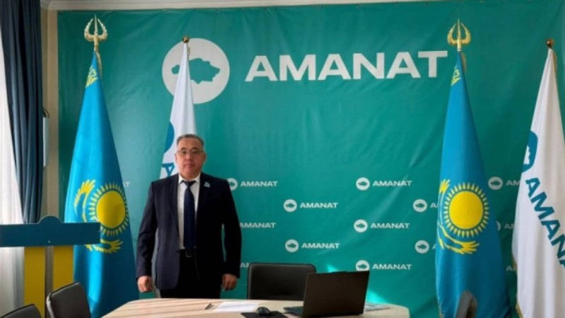 “Мені қорқытты”. Соққыға жығылған депутат оқиға жайлы айтты