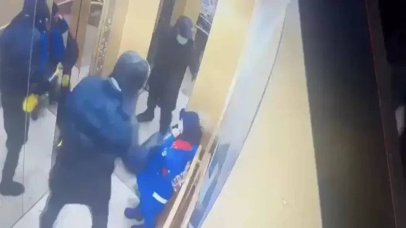 «Бетінің сол жағы қозғалмайды»: Астанада лифтіде бетін тілгілеп тастаған 5 жасар баланың анасы халықтан көмек сұрады