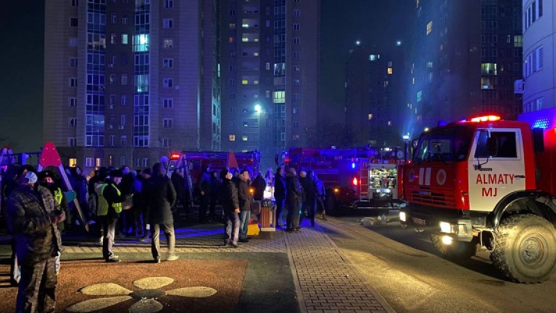 Алматыда тұрғын үй кешенінен өрт шықты (ВИДЕО)