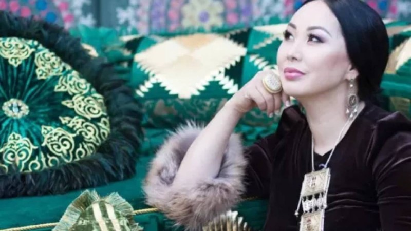 "Қолыма алтын сағат тақты": Қарақат Әбілдина халық әртісі Мақпал Жүнісоваға арнап жазба жариялады