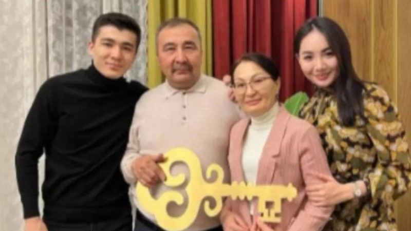 Төреғалидің қарындасы мен күйеу баласы ата-анасына елорда төрінен коттедж сыйлады (видео)