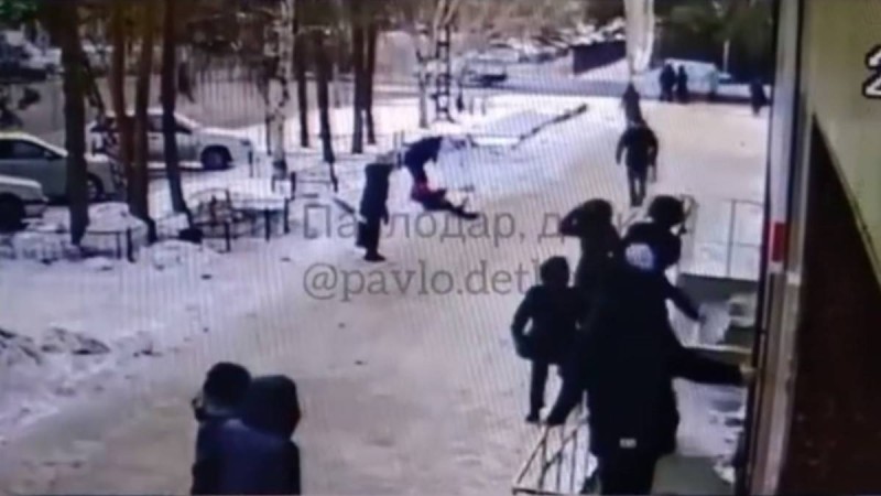 Павлодарда оқушы қызды аяусыз тепкен ер адамға қатысты тергеу басталды