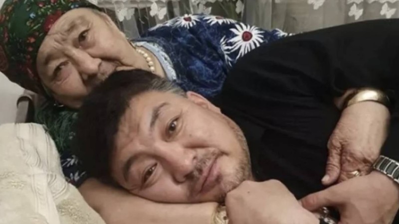 "Иісі бар киімдерін жумай сақтап қойдым": Тоқтар Серіков марқұм анасы жайлы сыр шертті