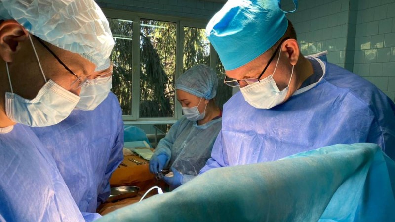 Педиатрия орталығы дәрігерлері сирек кездесеті ауруы бар балаларға ота жасады