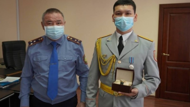 Дауылда жол сілтеп, өрттен 15 адамды құтқарған полицейге сағат табысталды