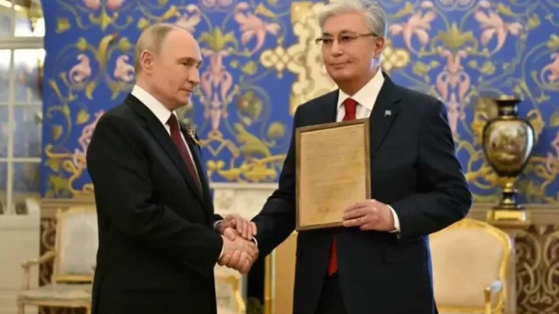 Путин Қасым-Жомарт Тоқаевқа әкесінің марапат парағын табыстады