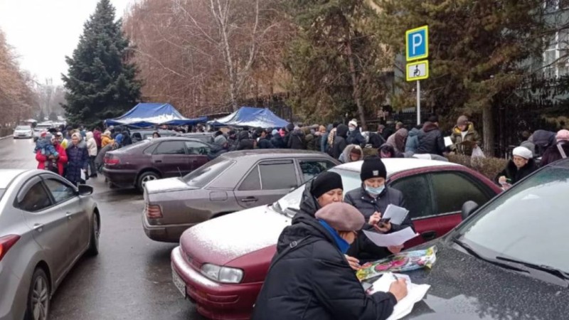 Алматыда «несиелік рақымшылық» туралы хабарламадан кейін ел дүрлікті (ВИДЕО)