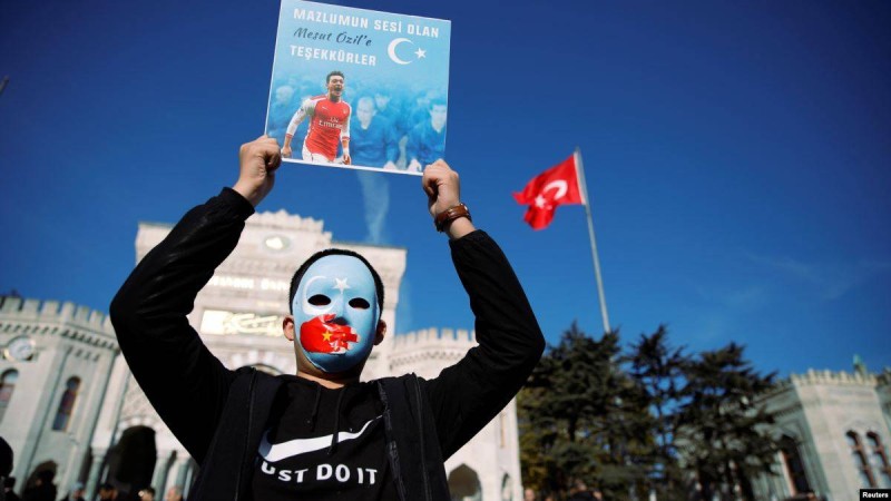 Өзілдің Шыңжаң жайлы постынан соң Қытай "Арсенал" матчын эфирден алып тастады