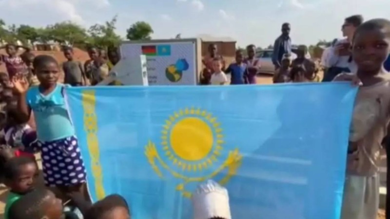 Қазақ жастары африкалықтарға құдық орнатып берді (видео)