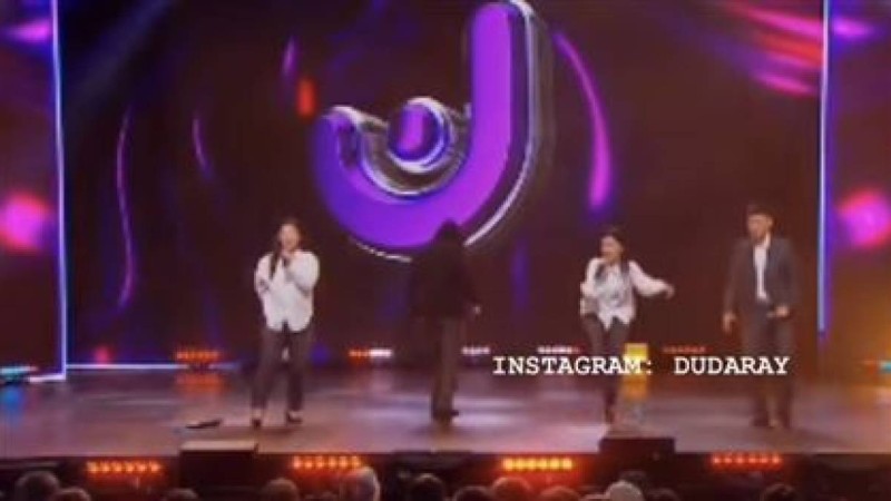 "Менімен жатқың келе ме?" – Қазылар алқасына ән арнаған қыз сынға ілікті