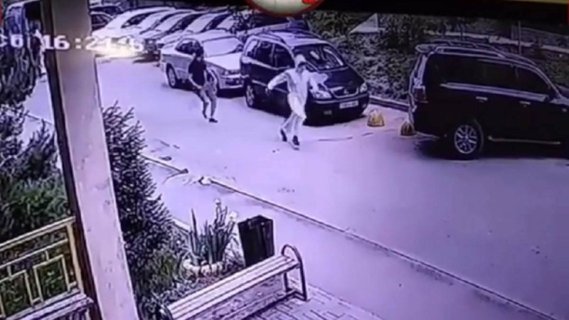 Алматыда ер адам "пышақпен" дезинфекторға шабуыл жасады: Полиция түсініктеме берді - Қазақстан жаңалықтары