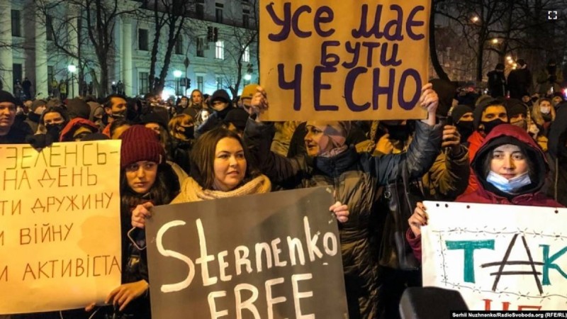 Киевте президент кеңсесі алдында қақтығыс болды, полиция газ қолданды