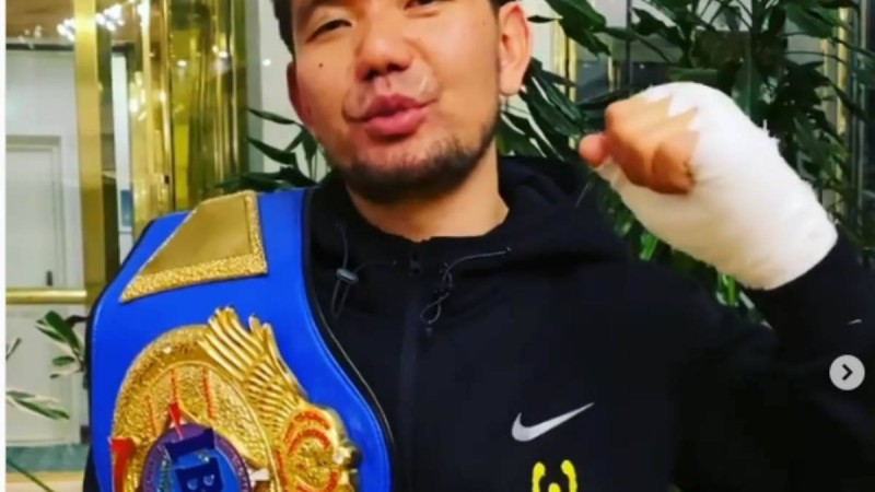 Қазақстандық әнші-боксер Мәскеуде қарсыласын нокаутқа жіберді (видео)
Ескендір Ибргимов екінші раундта қолының сынғанына қарамаған