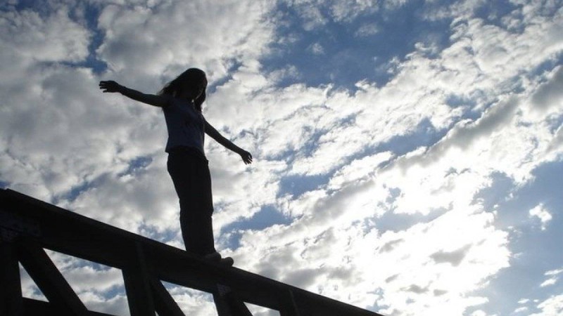 Атырауда жүкті әйел көпірден секіріп кетті (видео)