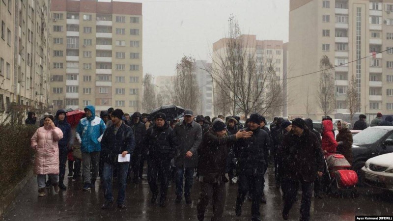 Әкімдік "тұруға жарамды" деп айтқан үйден тұрғындар көше бастады