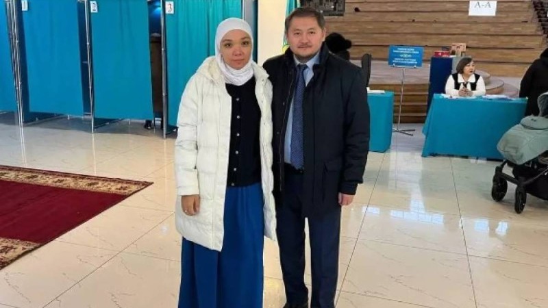 "Таңдау жасадық": Министр Саясат Нұрбек дауыс беруге жұбайымен бірге келді