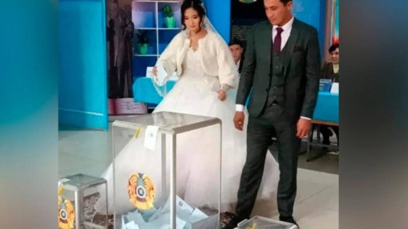 Сарыағашта сайлау учаскесіне той көйлегімен келген жас жұбайлар өз таңдауын жасады