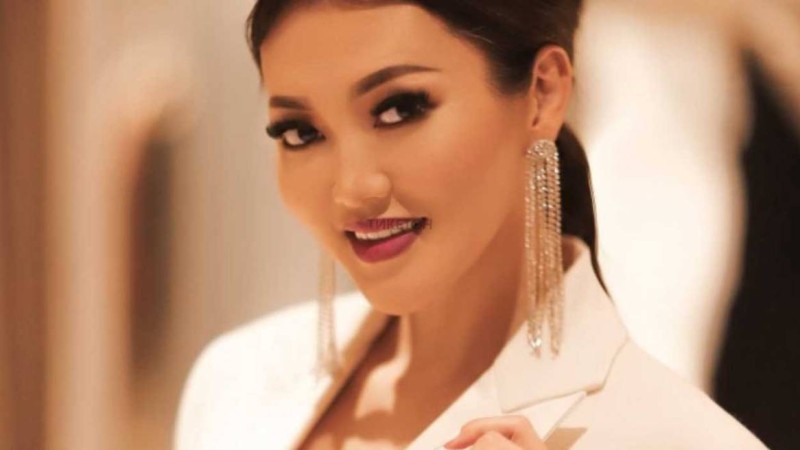 Әнші Ерке Есмахан туған күнінде алған бағалы сыйлықтарын көрсетті