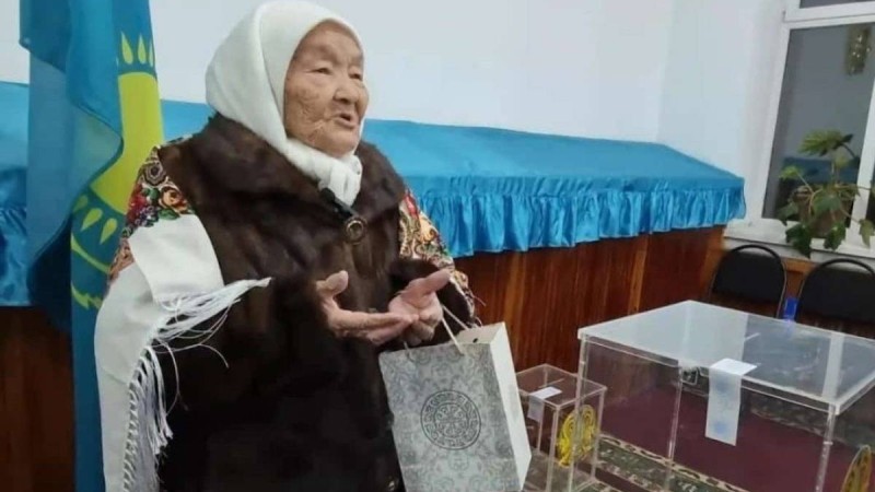 100 жастағы әжей сайлау учаскесінде бірінші болып дауыс берді
