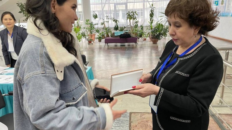 Сайлау учаскесіне келген балаларға кітаптар беріліп жатыр