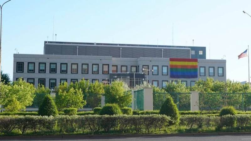 Нұр-Сұлтанда АҚШ елшілігінің ғимаратына ЛГБТ елшілігінің туы ілінді - Қазақстан жаңалықтары