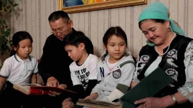 "Димаш Құдайбергенді мысалға келтіруге болады": Қазақстандықтар тұңғыш баланы ата-апасының тәрбиесіне беру жөнінде дауласты